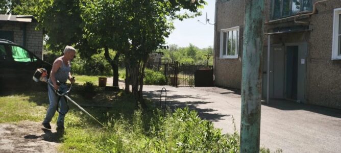 УК «Левобережье» провела покос травы